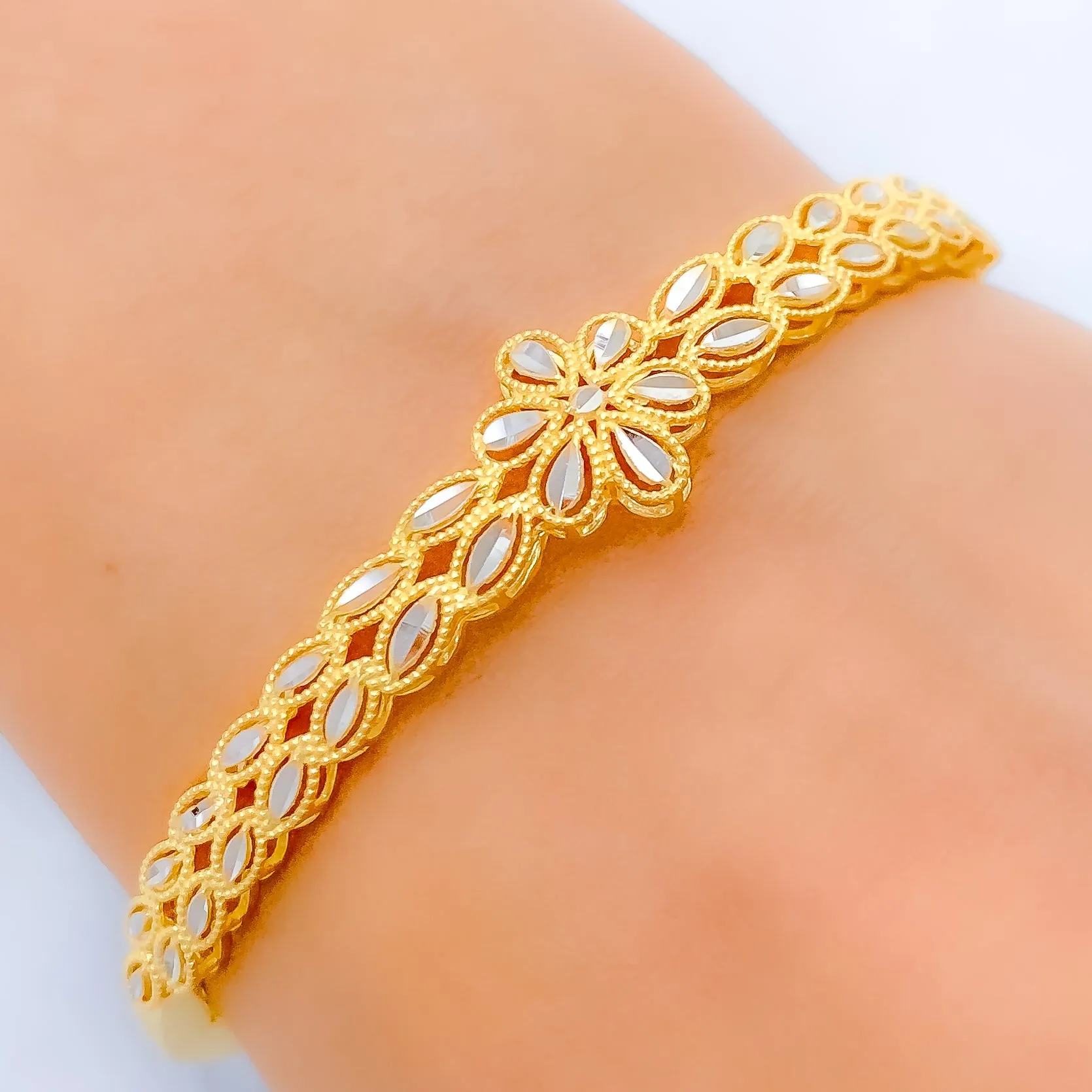 Attractive Sleek Floral Bangle Bracelet